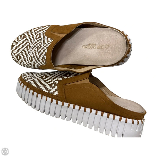 Shoes Flats By Clothes Mentor In Tan, Size: 10