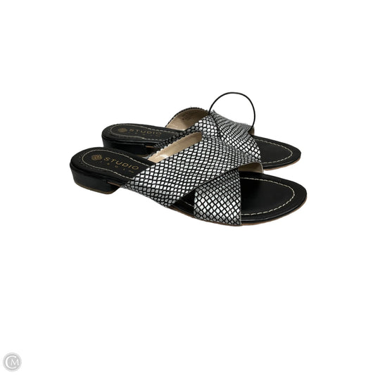 Sandals Flats By Clothes Mentor In Black Silver, Size: 8