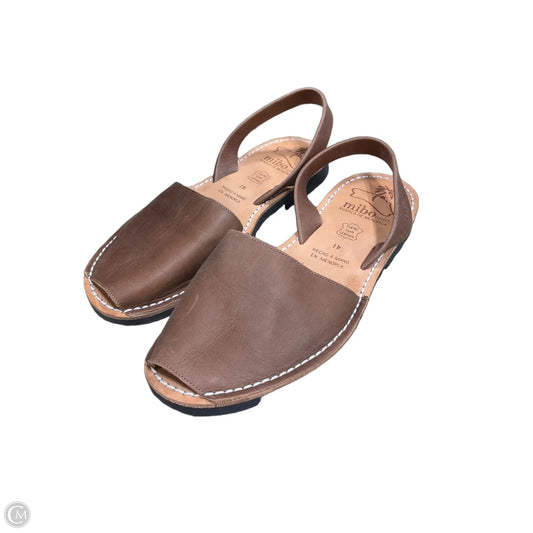 Sandals Flats By Cmc In Tan, Size: 10