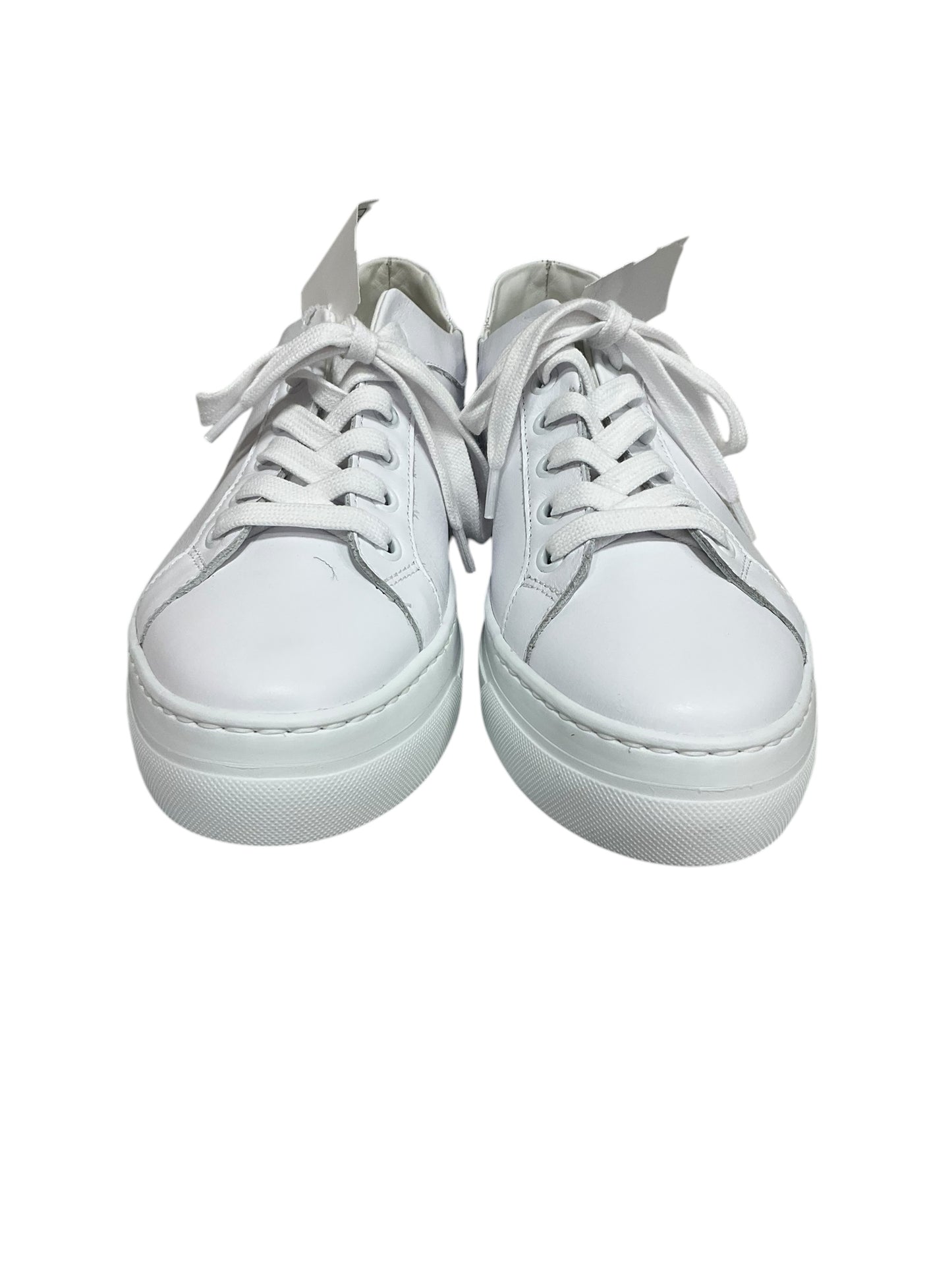 Shoes Athletic By Clothes Mentor In White, Size: 6.5