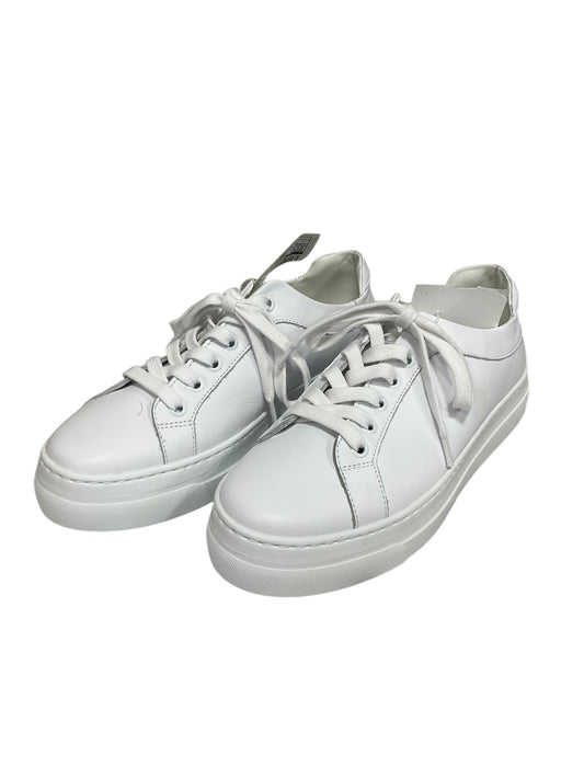 Shoes Athletic By Clothes Mentor In White, Size: 6.5