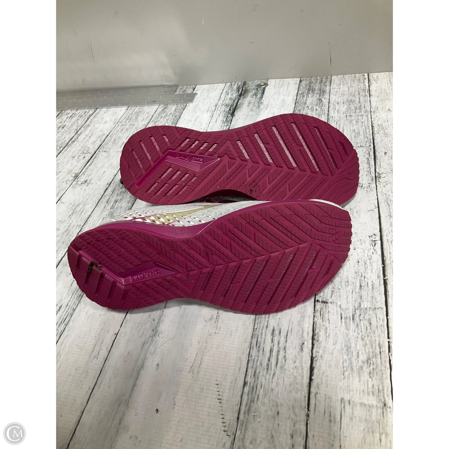Shoes Athletic By Brooks In Grey & Pink, Size: 10