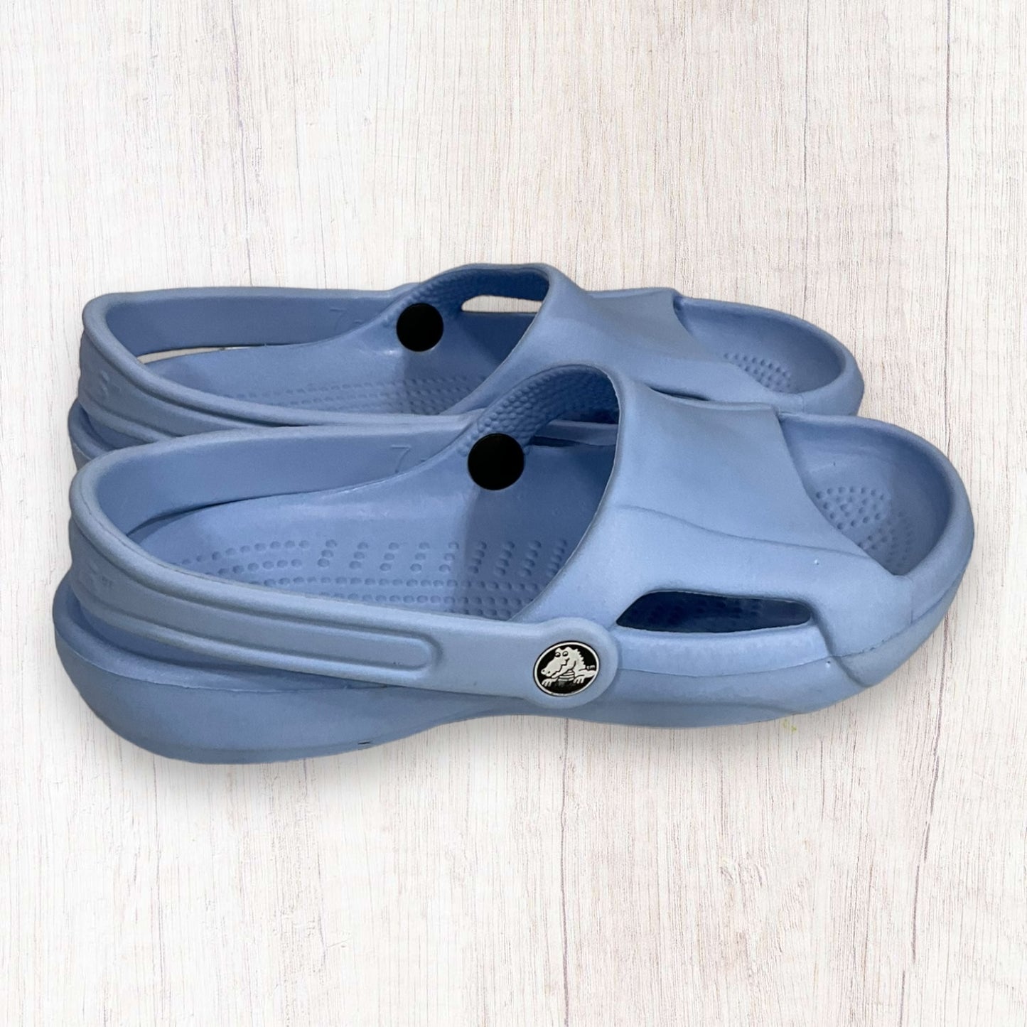 Shoes Flats By Crocs In Blue, Size: 6