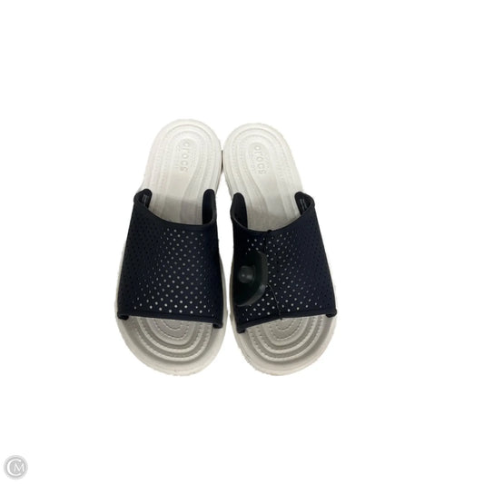 Sandals Flats By Crocs In Navy, Size: 7