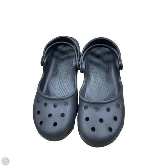 Shoes Flats By Crocs In Black, Size: 6