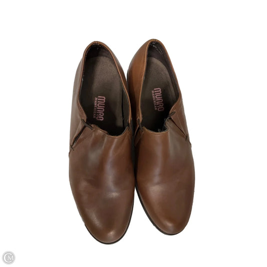 Shoes Flats By Munro In Brown, Size: 10