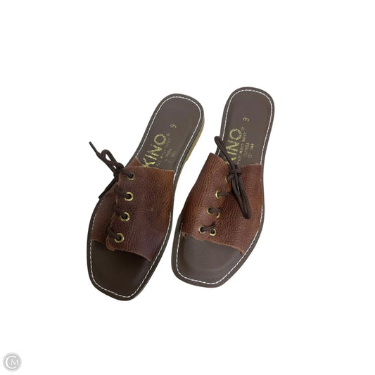 Shoes Flats By Cmf In Brown, Size: 9